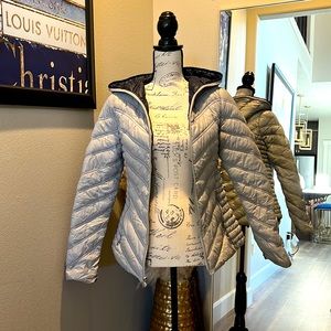 Like new Laundry by Shelli Segal Gray & Navy lightweight down coat.